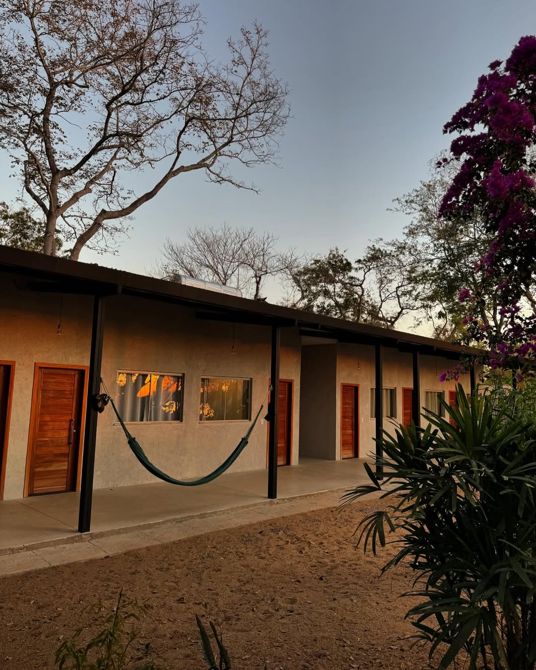 Suítes do Rancho Ipoméia ao entardecer